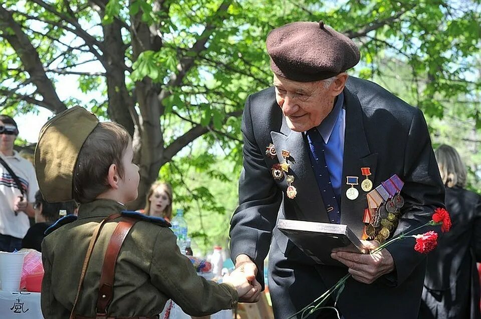 День Победы ветераны. Цветы ветеранам. Дети поздравляют ветеранов с днем Победы. Фото ветеранов.