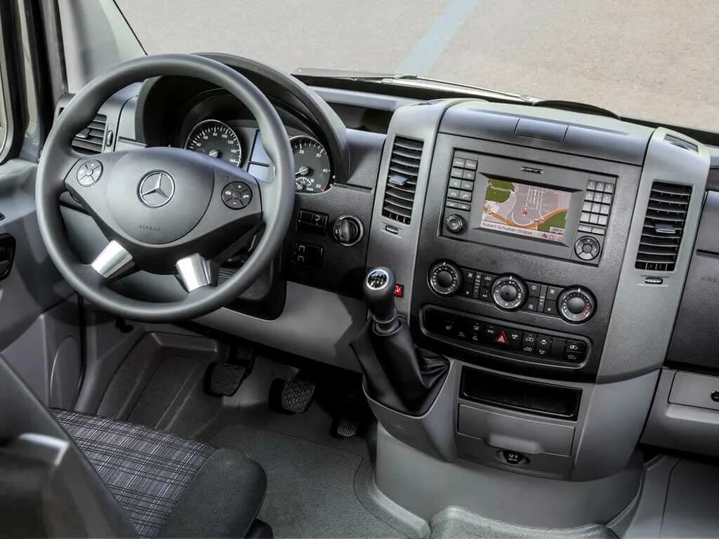 Мерседес спринтер автомат. Mercedes-Benz Sprinter 2013. Мерседес Бенц Спринтер 2012. Мерседес Спринтер 2015 торпеда. Мерседес Спринтер 906.