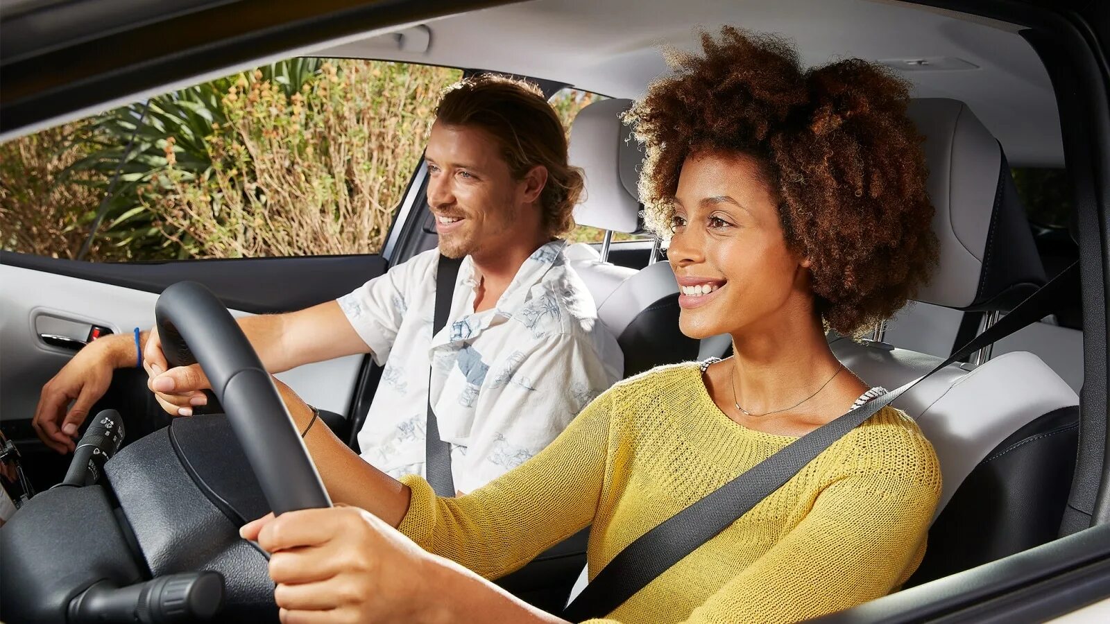 Does you drive a car. Тишина в автомобиле. шумные автомобили. тест драйв женщина. drive a car.