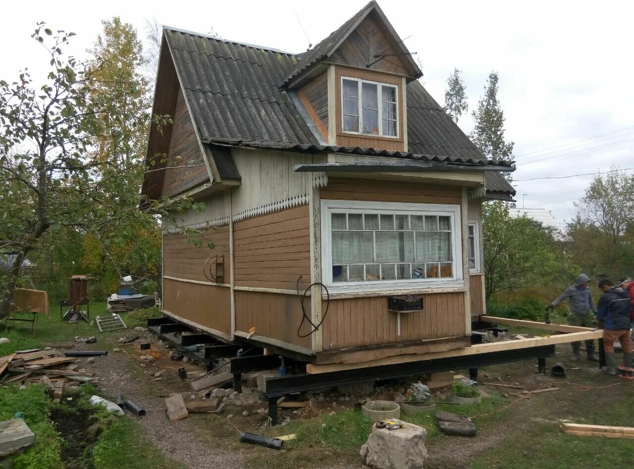 Перенести дом на другое место. Перенос дома. Перенос домов на сваях. Перемещение домов. Перенос дома в Москве.