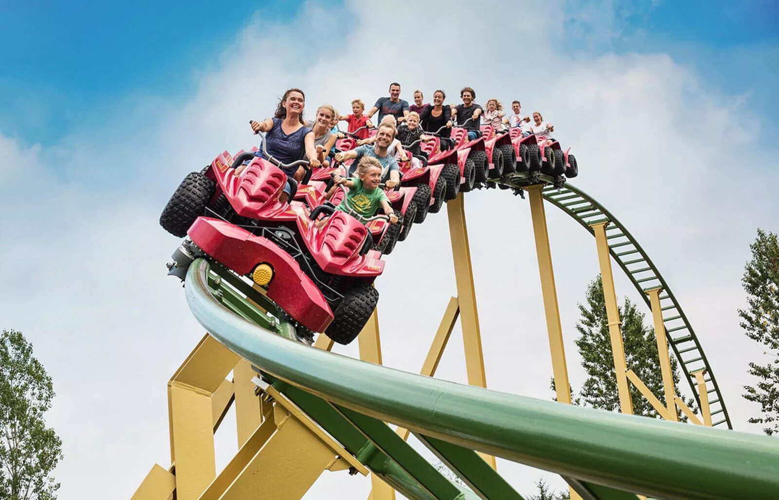 Развлечение это. Roller Coaster парк. Legoland Дания аттракционы американские горки. Парк Диверленд Маргарита. Баккен парк развлечений.