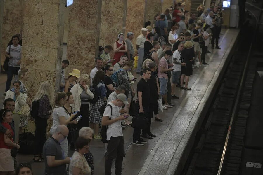 Мигранты нападают на москвичей. Мигранты в метро. Мигранты в Московском метро. Напали на эмигрантов в метро Москвы 2013. Мигранты в Московском метро фото.