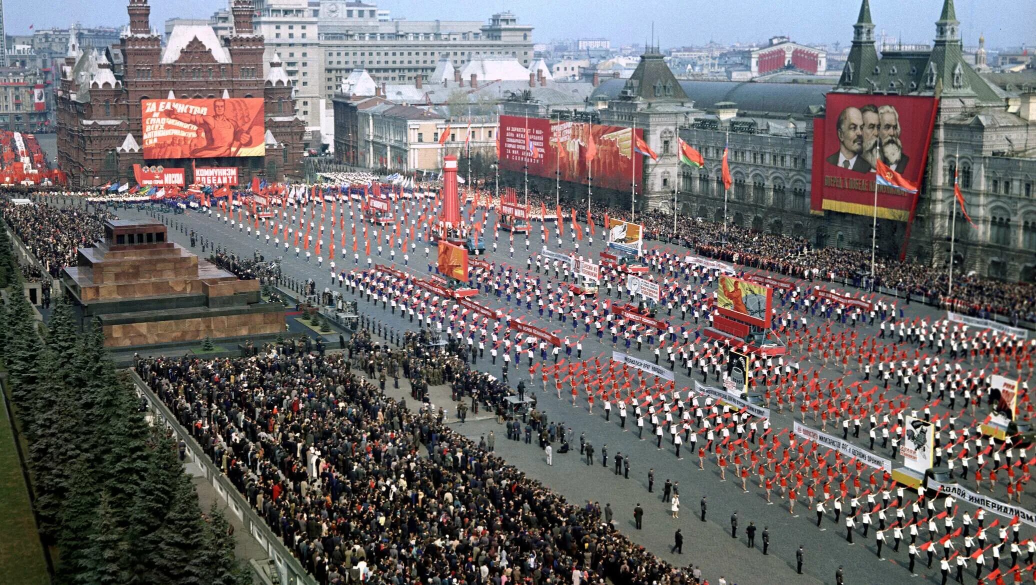 1 мая в советские годы. Первомайская демонстрация на красной площади СССР. 1 Мая красная площадь СССР. Демонстрация на красной площади 1 мая СССР. Парад Победы 1990 года на красной площади в Москве.