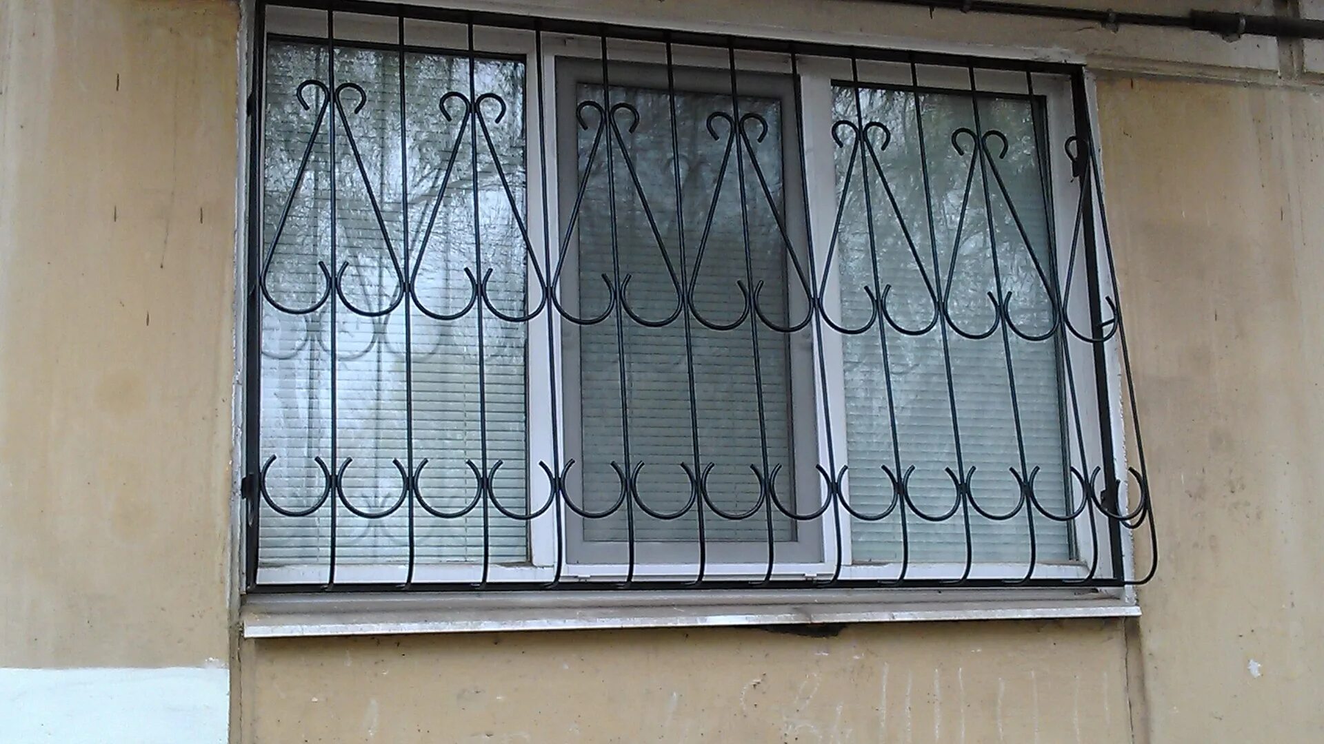 Завод Металлист решетки на окна. Сварные решетки на окна. Решетка на окно металлическая. Решетки на окна из профильной трубы. Решетки на окнах пожарная безопасность