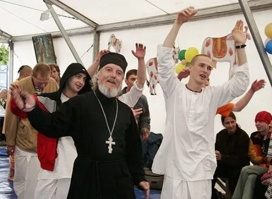 Секта чарльза мэнсона документальные фильмы. Фанатики церкви. Трехлебов. Мэнсон 1973. Внутри секты.