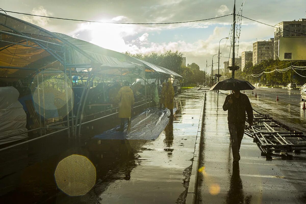 дождливая москва. дождь 2 сентября. дождливый день в москве. осень город люди. осенний город с людьми.