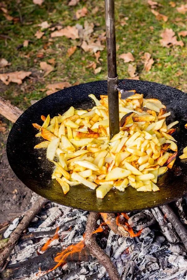 Сколько жарится картошка в углях в фольге. Жареный картофель на костре. жареная картошка на костре. картошка жаренная на костре.