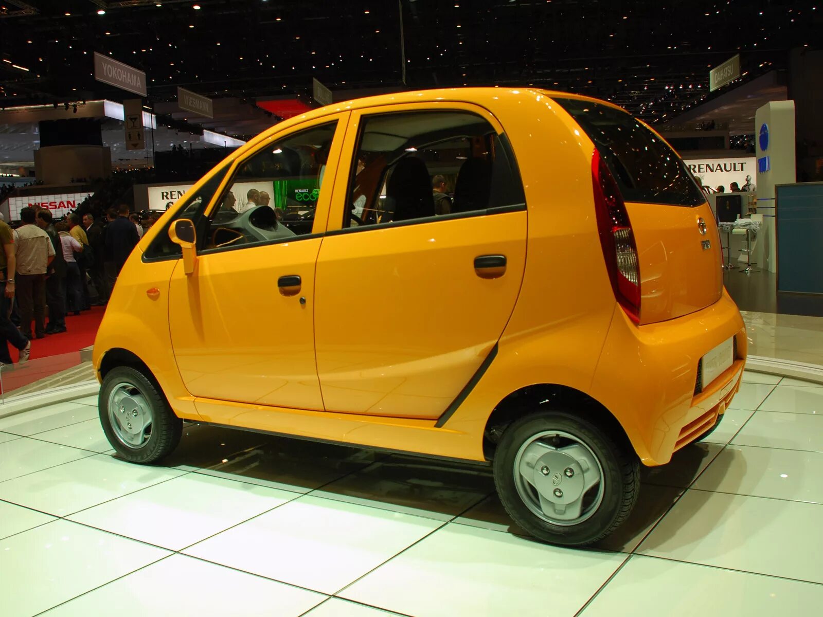 Какой автомобиль дешевле. Tata nano. машина tata nano. индийский автомобиль «tata nano». tata nano 2008.