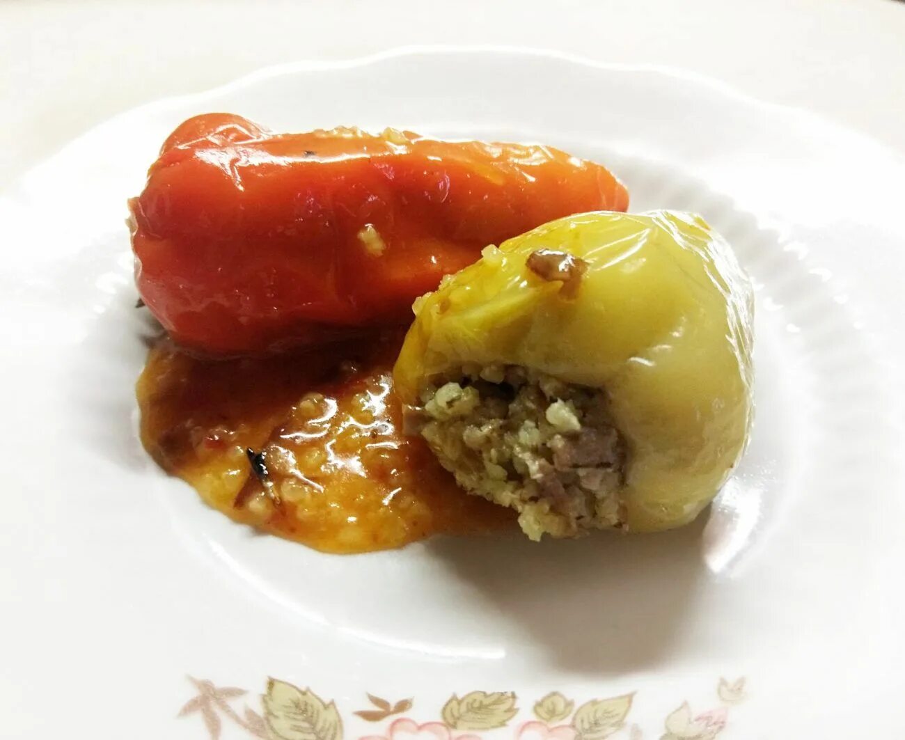 Перец болгарский фаршированный мясом. Перец фаршированный овощами. Болгарский перец при гастрите. Перец фаршированный по таджикски. Фаршированные перцы в томатном соусе.