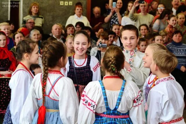 Пешие прогулки по городу. Тверской дом народного творчества. Молодо зелено погулять велено. Люди в городе. Пешие прогулки по городу.