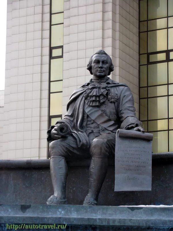 Ломоносов какой памятник. Памятник шувалову в москве мгу. памятники ломоносову и шувалову москва. памятник ломоносову на васильевском острове. памятник ломоносову и шувалову мгу.