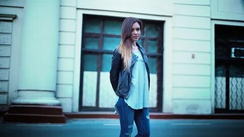 Песня девушка улица