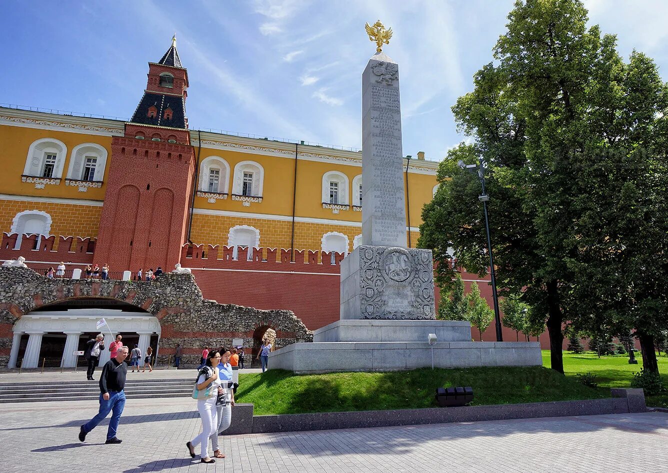 В каком историческом районе находится александровский сад. Обелиск александровский сад москва. кремль александровский сад. обелиск 300 летия романовых в москве. обелиск в александровском саду.