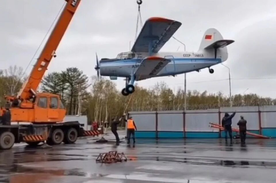 Николаевск на Амуре аэропорт. Аэровокзал Николаевск-на-Амуре. Самолет АН 2 Николаевск на Амуре. Николаевск на Амуре АН - 2 аэропорт.