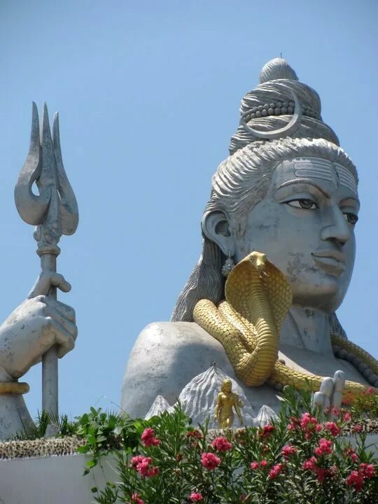Карнатака штат будда. Выше шивы. Рудра бог в индуизме. Храм шивы карнатака. Большая статуя шивы.