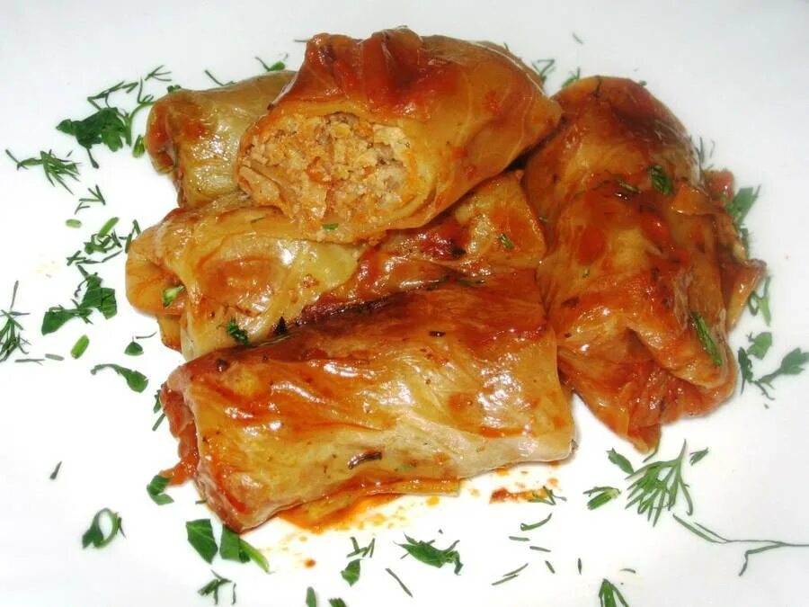 Голубцы крутила. Луковые голубцы. голубцы без мяса. голубцы трубочкой. голубцы из свежей капусты.