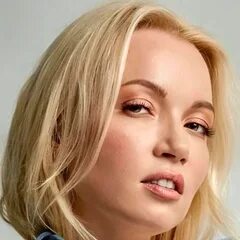 Көлік жанындағы қыздардың эротикалық суреттері