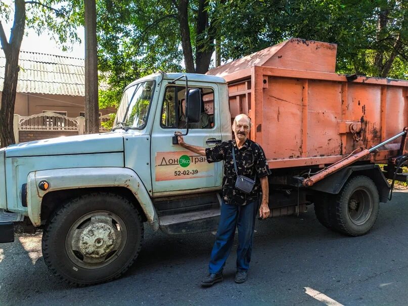 Работа на мусоровозе в москве. Водитель мусоровоза. Водитель мусоровоза КАМАЗ. Человек в мусоровозе. Мусоровоз профессия.