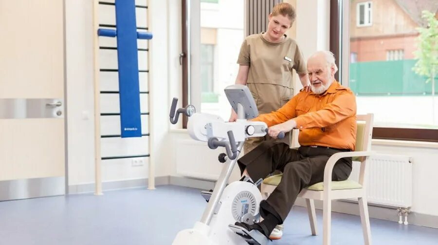 беседа с пожилым человеком. забота компании. забота эмблема. помогать пожилым людям. общественные заботы.