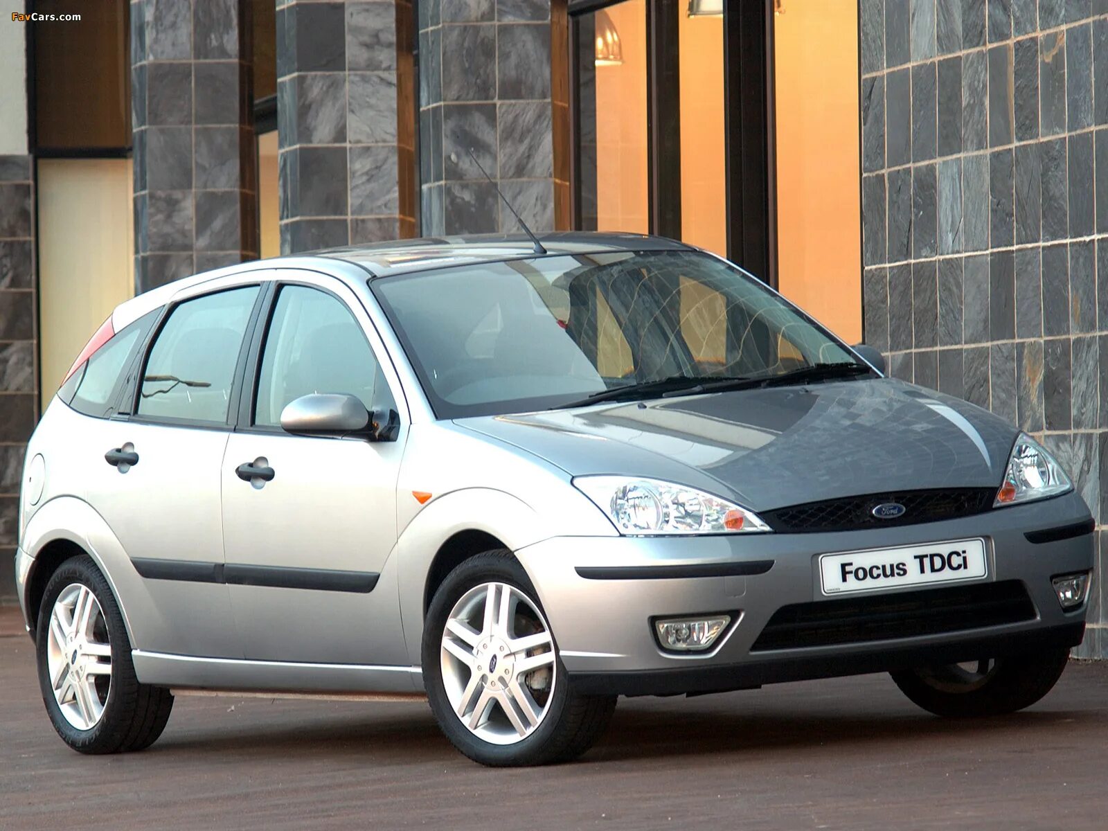 Купить форд 1 в москве. Ford Focus 1998-2004. Ford Focus 1998. Ford Focus 2004 Hatchback. Ford Focus 2003 хэтчбек.