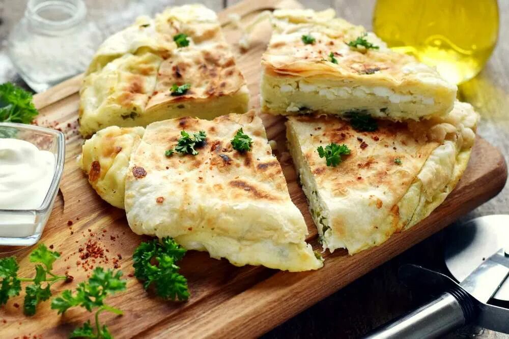 Пирог на сковороде из лаваша с сыром. Ачма с сулугуни. Ачма мчади. Ачма с зеленью. Хачапури из лаваша с творогом и сыром на сковороде.
