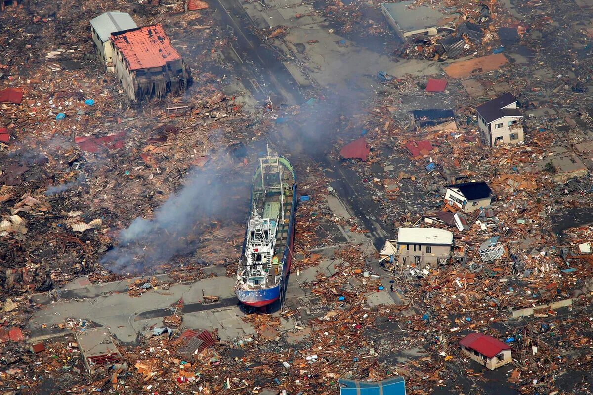 Катастрофы землетрясений. ЦУНАМИ Фукусима 2011. Землетрясение и ЦУНАМИ В Японии в 2011 году. Фукусима землетрясение и ЦУНАМИ.