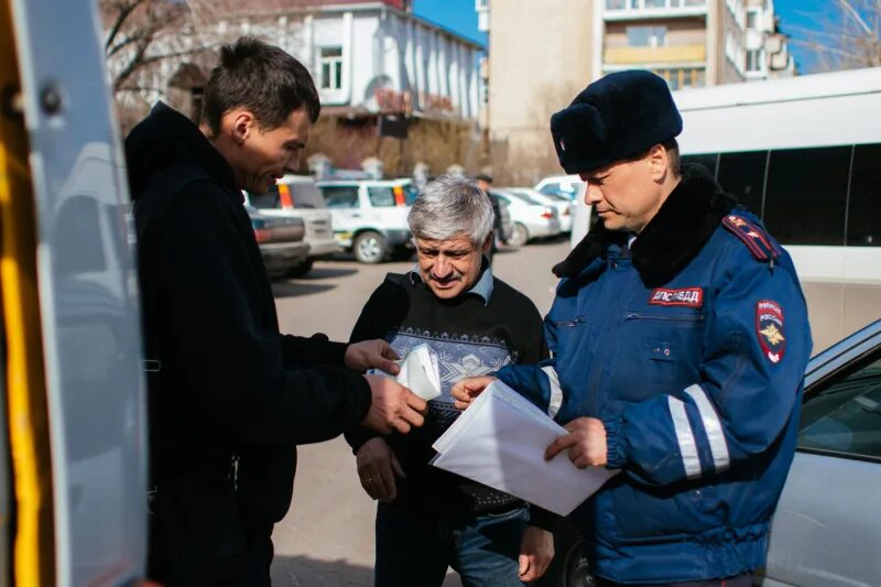Помощь нуждающимся в бурятии фото. Подросток и полиция. Милиция и ретнок на улицах. Дети помогают полиции. Полиция стоктон.
