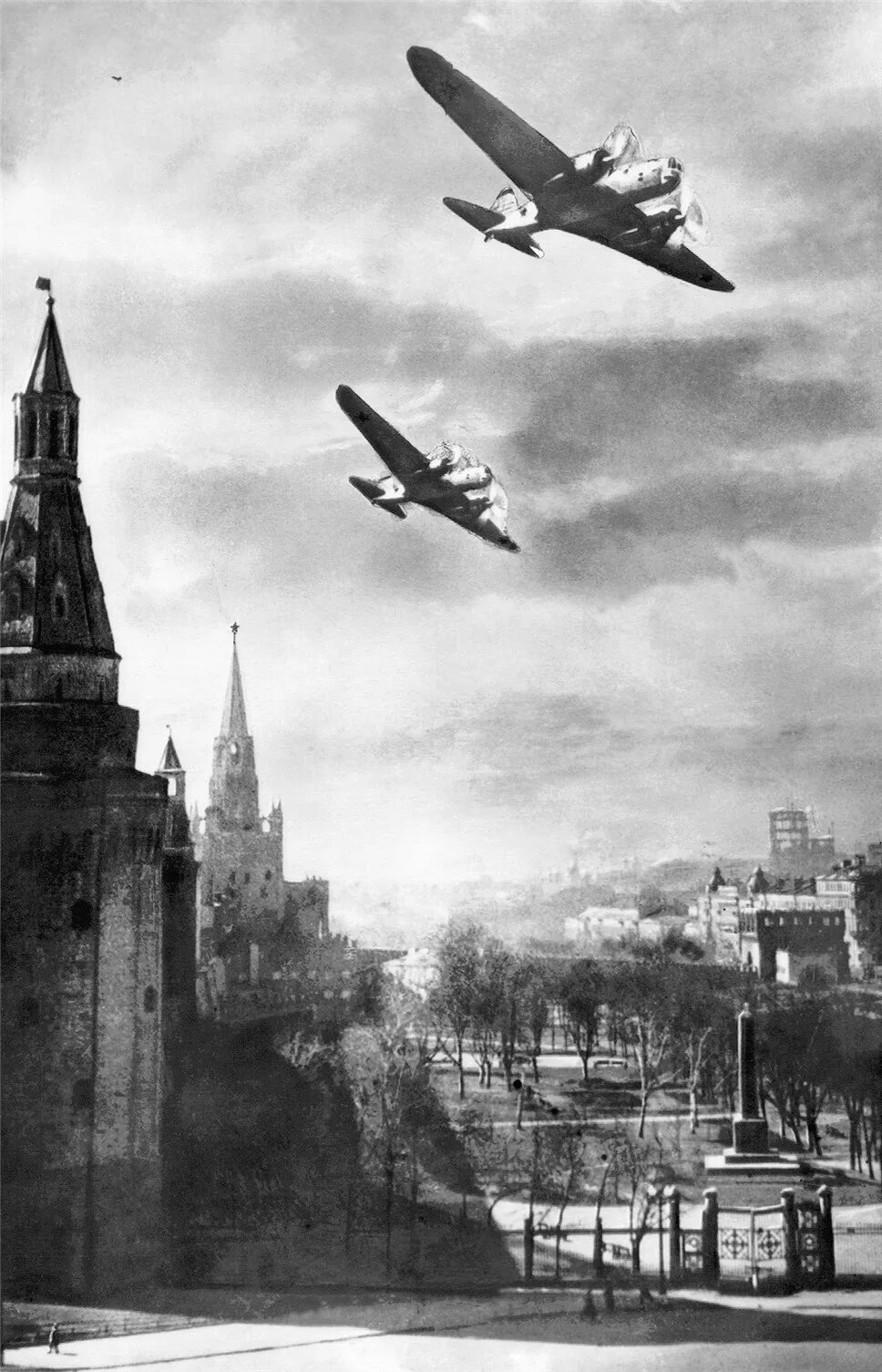 Москву бомбят. Первый авианалет на Москву в 1941. Самолеты ВОВ 1941-1945. Бомбардировка Москвы 1941. Битва над Москвой 1941.