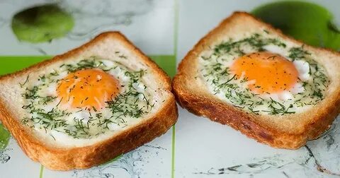 Яйцо в хлебе на сковороде с колбасой