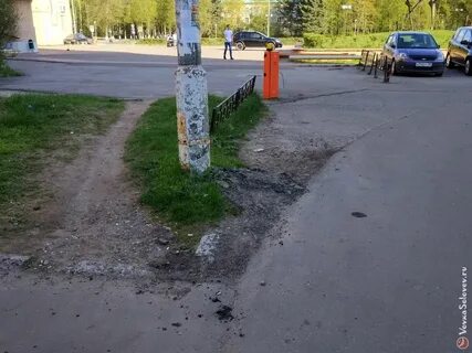 Машины ставят на тротуары
