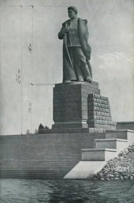 Памятники на канале москва. Дубна памятник ленину. Памятник в. Памятники на канале москва. Памятник ленину и сталину в дубне.