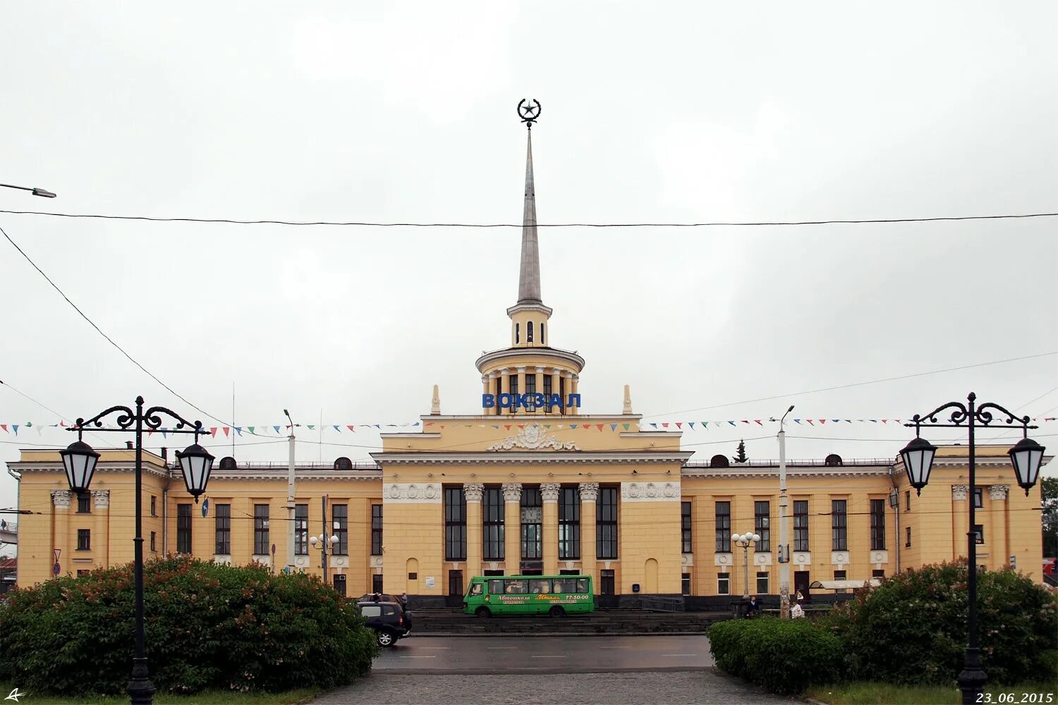 Площадь гагарина петрозаводск. Вокзальная площадь петрозаводск. петрозаводск вокзал площадь гагарина. привокзальная площадь петрозаводск.