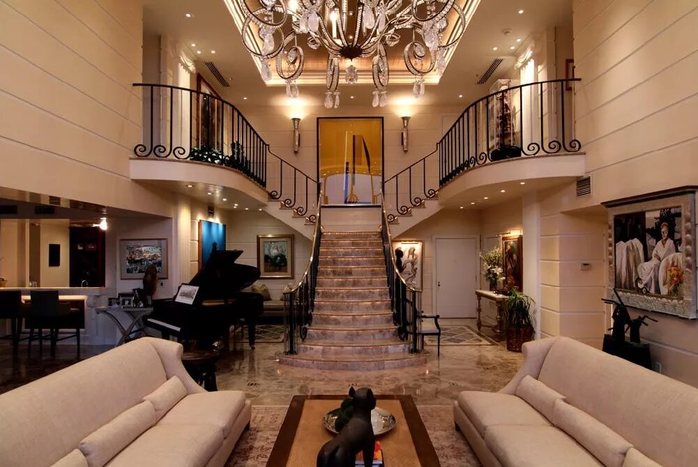 Красивый второй этаж. Лестница в гостиной. Гостиная с лестницей. Гостиная с лестницей на второй этаж. Шикарная лестница.