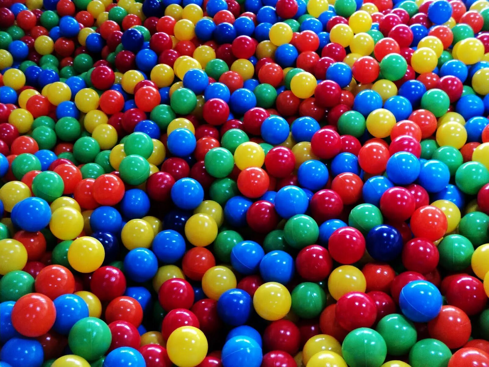Цветной шар. Разноцветные шарики. Пластмассовые разноцветные шарики. Яркие шары. Маленькие шарики.