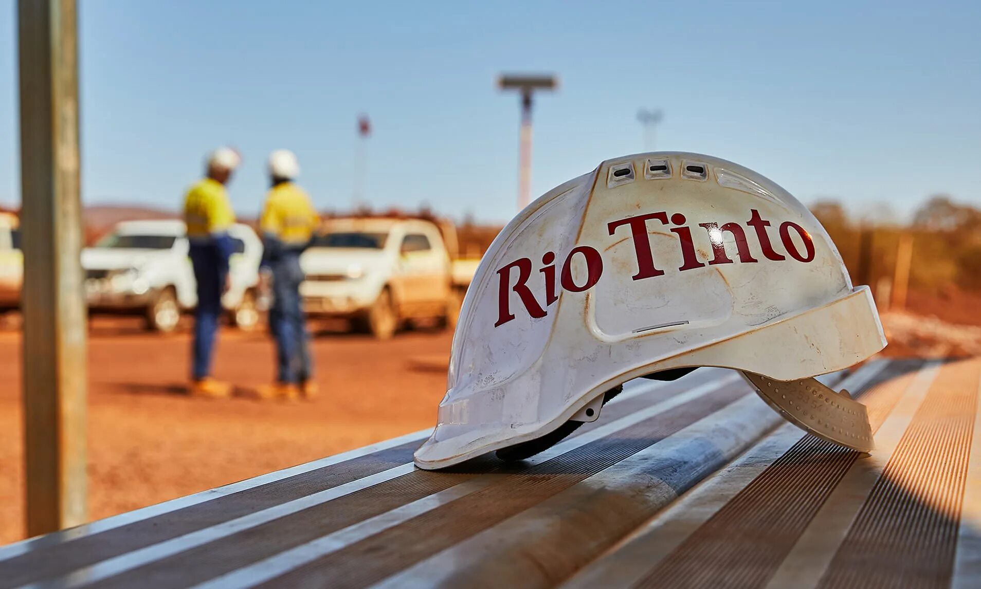 Компания rio tinto. Река рио-тинто (красная река). Рио тинто компания. Протест перед офисом рио тинто. Rio tinto транскрипция.