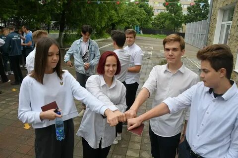 Выпускники сдают