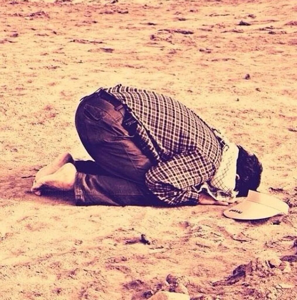 Спи намаз. Sajdah. намаз путника. человек читает намаз в пустыне.