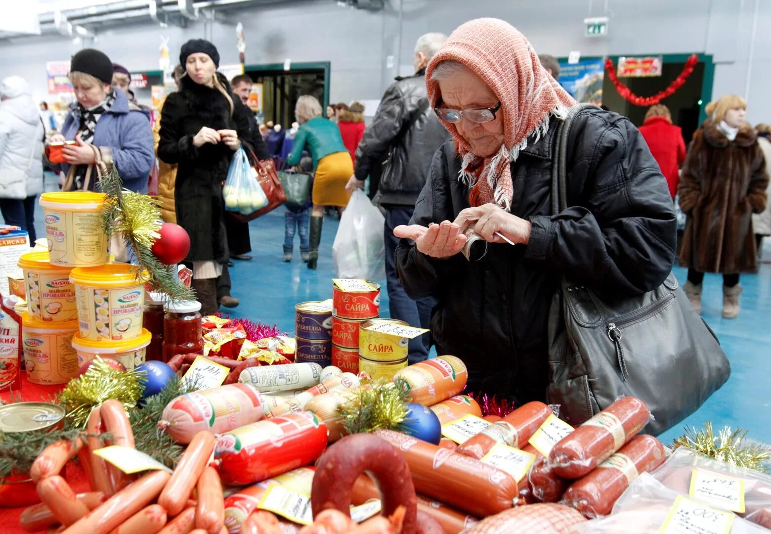 Бабка в магазине. Нищие россияне. Пенсионеры в магазине. Бедные пенсионеры в России. Бедные россияне.