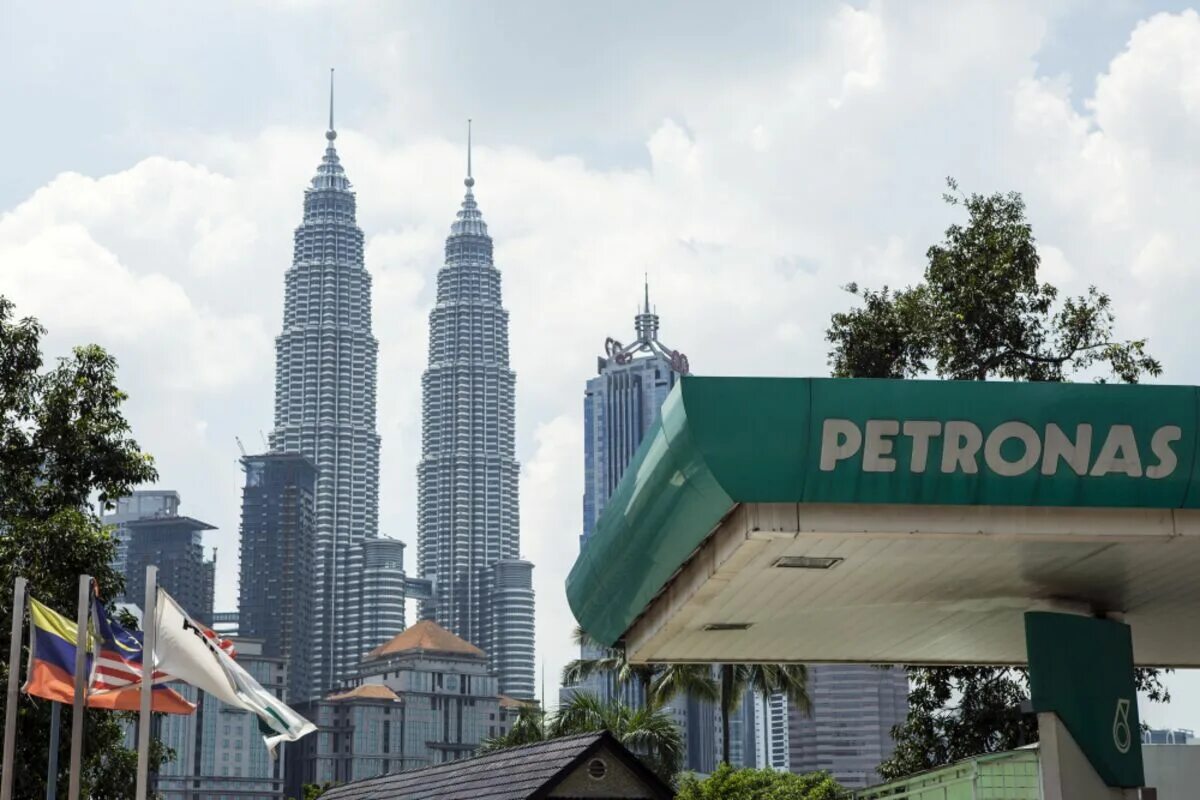 Петронас куала лумпур. Petronas malaysia. Нефтяная корпорация петронас. Твин тауэрс малайзия. Логотип amg petronas.