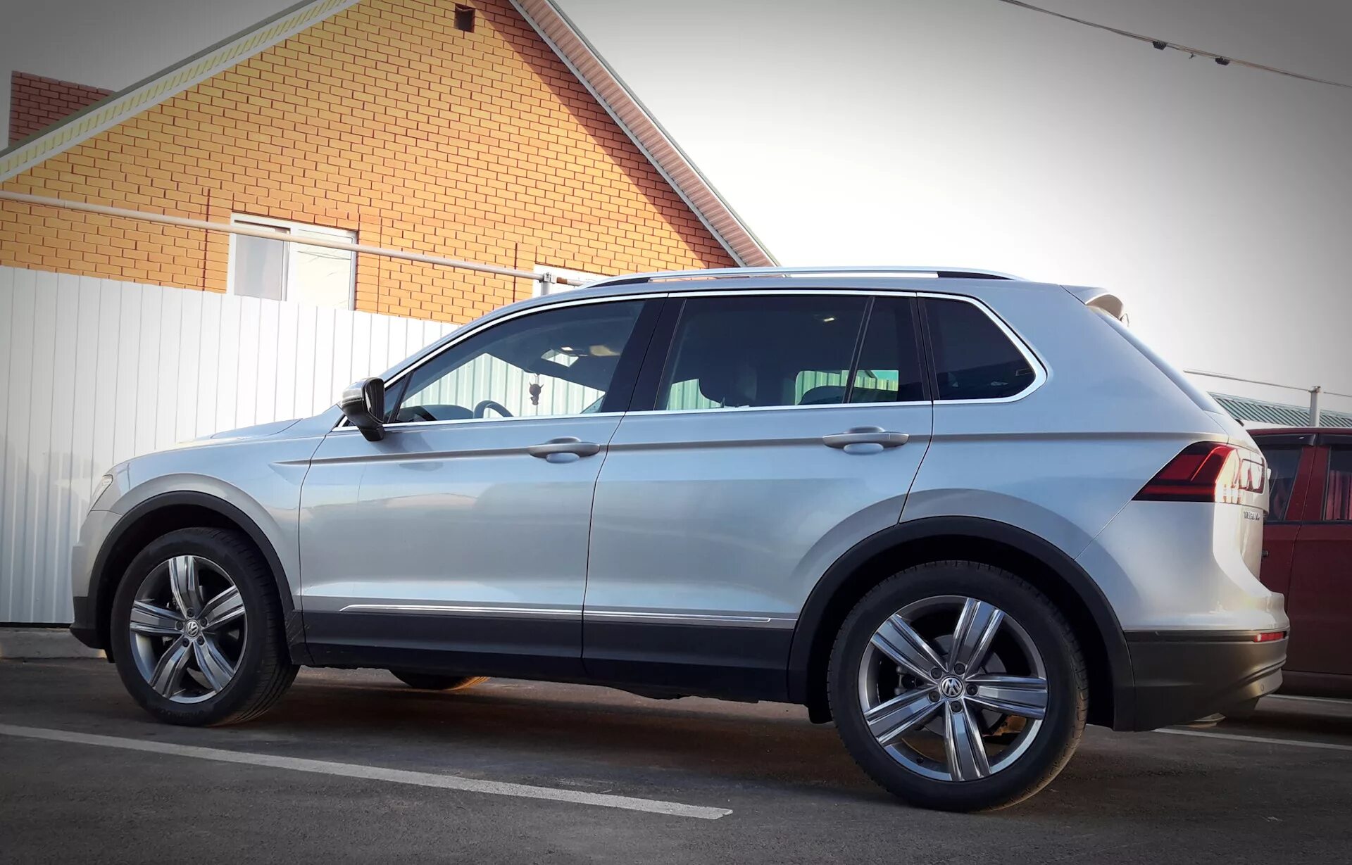 Фольксваген тигуан 2 колеса. Диск karrera tiguan. Тигуан 2 r18. Tiguan колеса r18. Volkswagen tiguan диски r19.