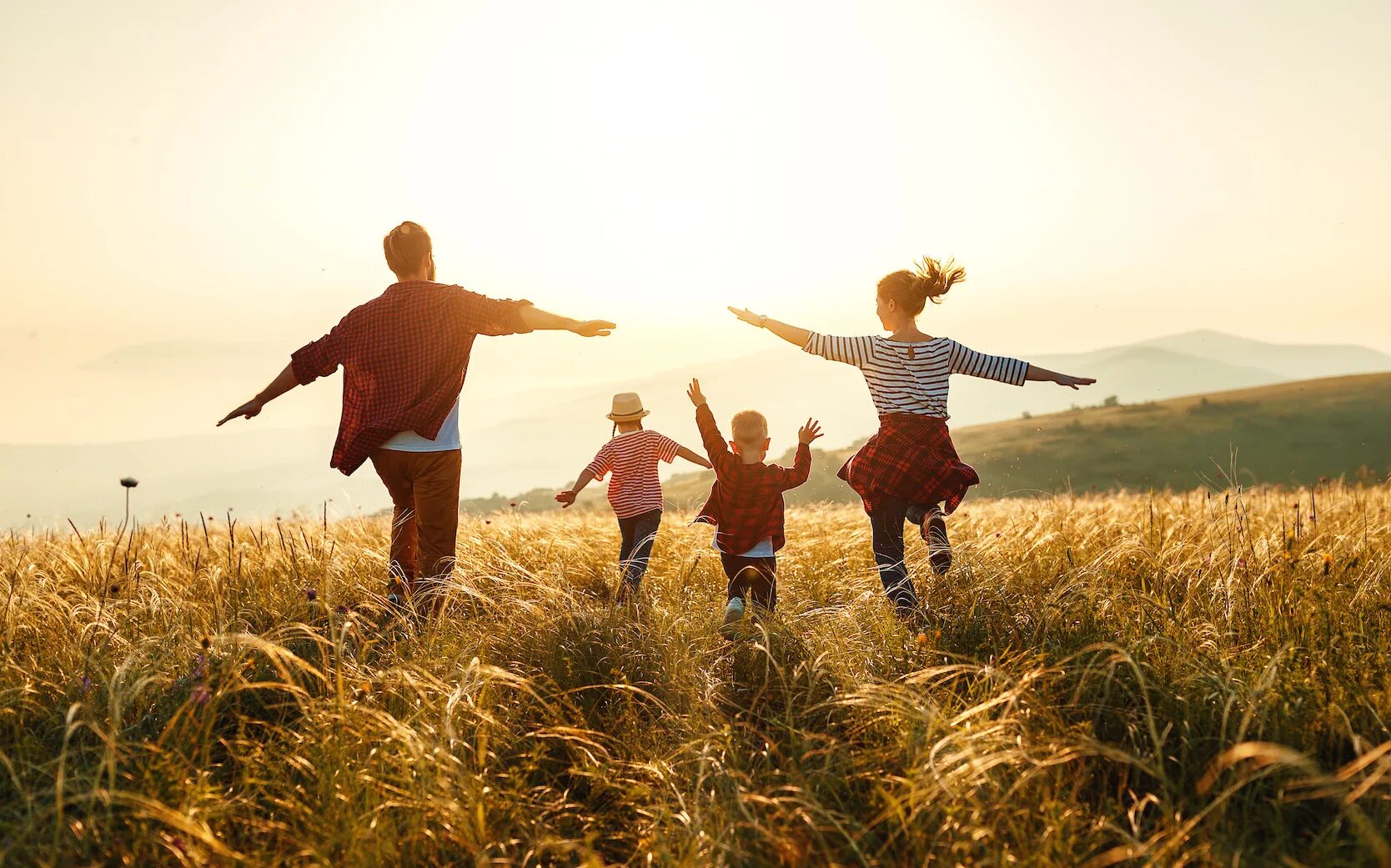 Have a happy life. Счастливая семья. Радостные дети. Семья радость. Счастливый человек.