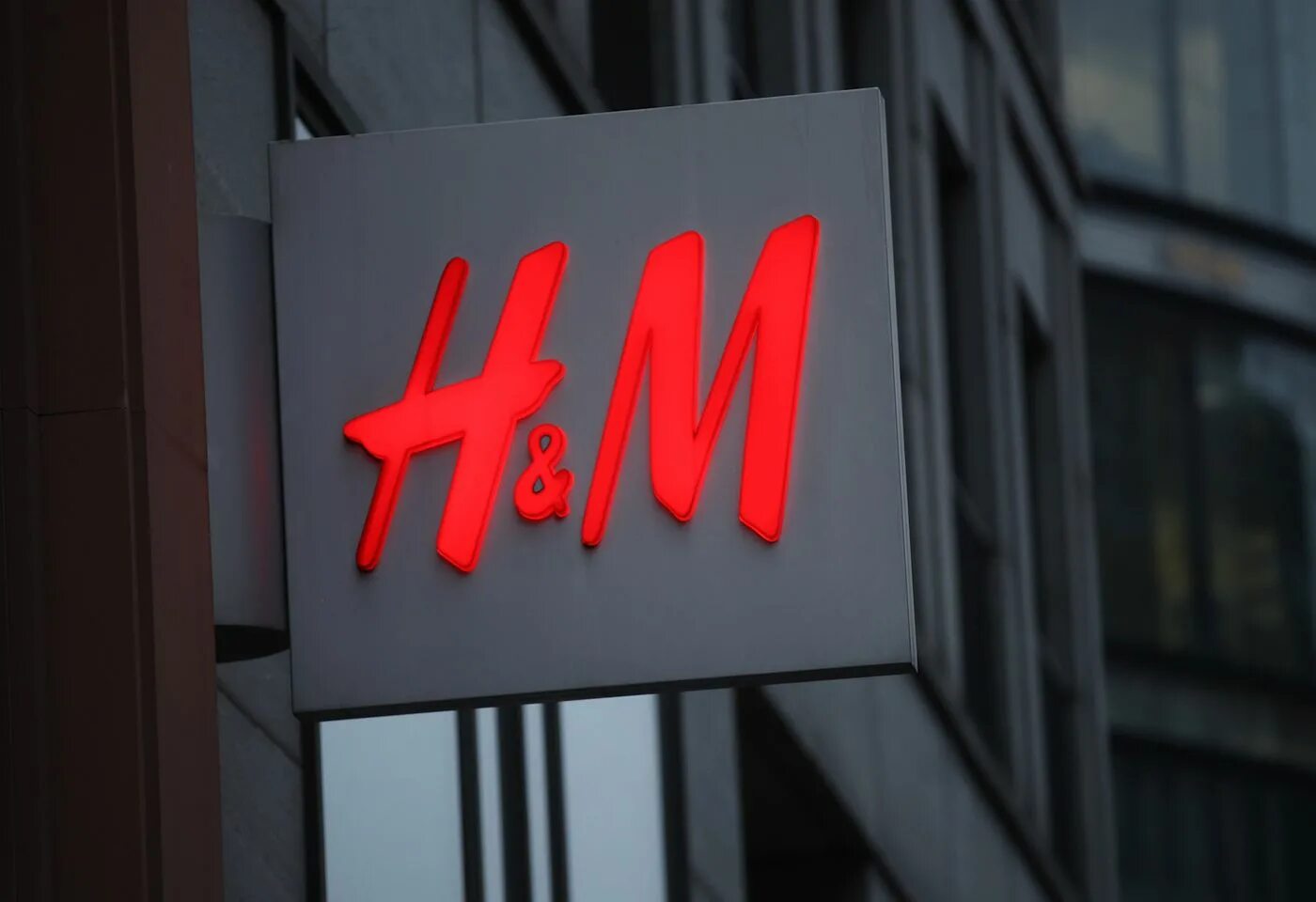 Купить в интернет магазине н. H&M. H M магазин. H M логотип. Логотип магазина h and m.