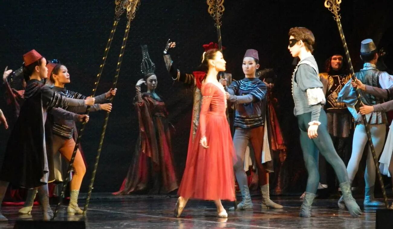 Сцена театр оперы и балета якутск. Опера балета якутск. Сивцева. Балет равеля дитя и волшебство. Ньургун боотур опера.