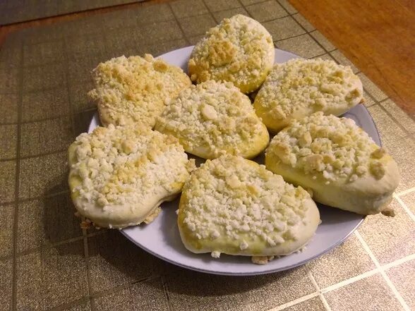 Посыпка на булочки из муки. Булочки с посыпкой штрейзель. Булочки с посыпкой из масла. Посыпка для пирога из масла муки. Булочки с посыпкой из масла сахара и муки.