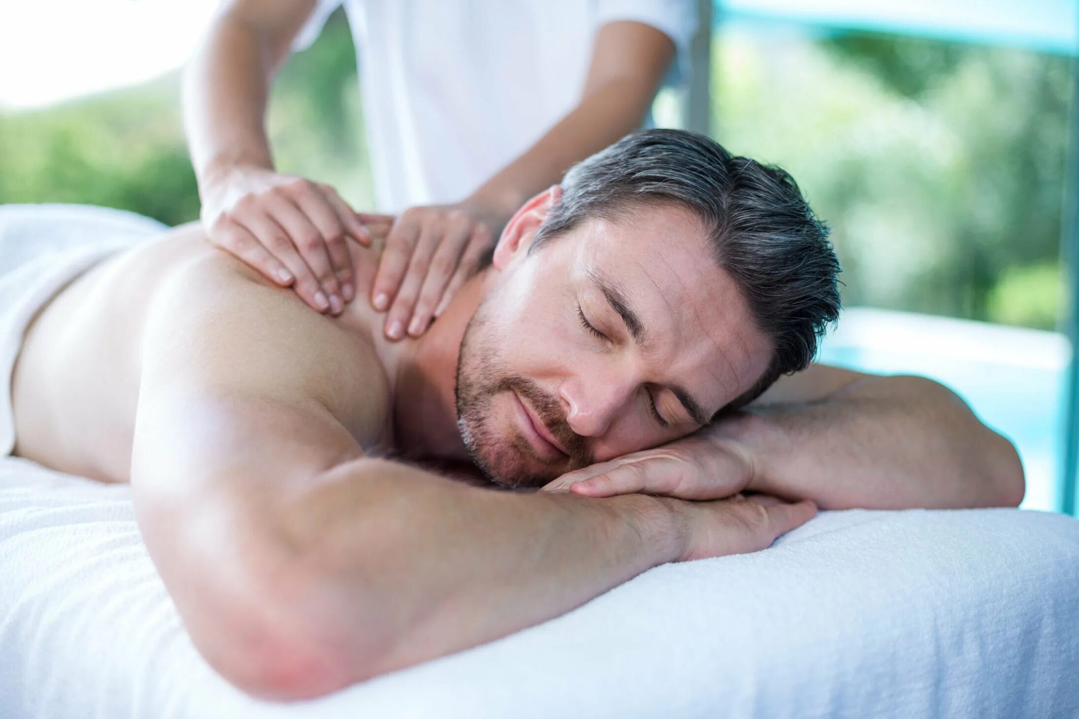 Massage guy. Массаж мужчине. Спа для мужчин. Spa для мужчин. Массаж тела мужчине.