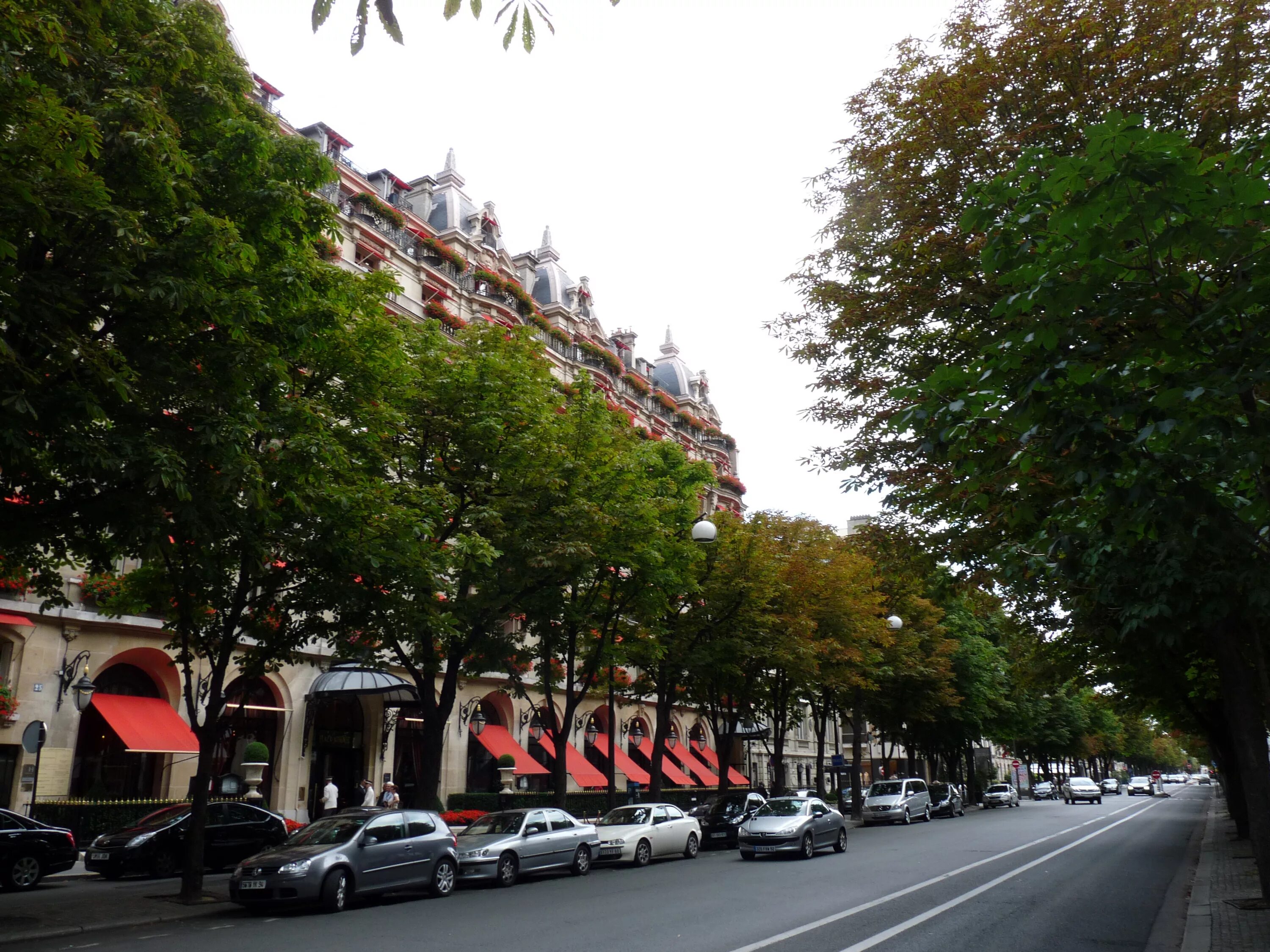 Париж улица верди. Avenue montaigne. Avenue montaigne dior. Отель авеню монтень в париже. Авеню монтень.