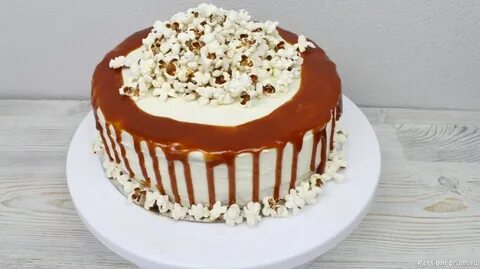 На столе стоит торт