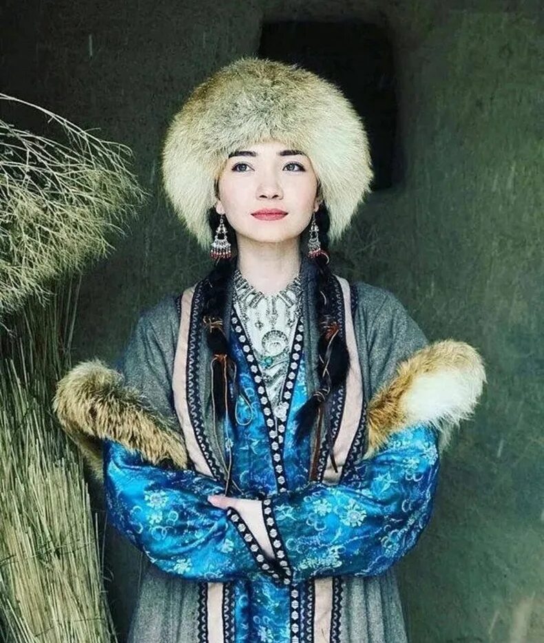 Девушка в казахском костюме. Айя Шалкар Медина. Aya Shalkar в национальном костюме. Айя Шалкар казахский костюм. Казахские девушки в национальной одежде.