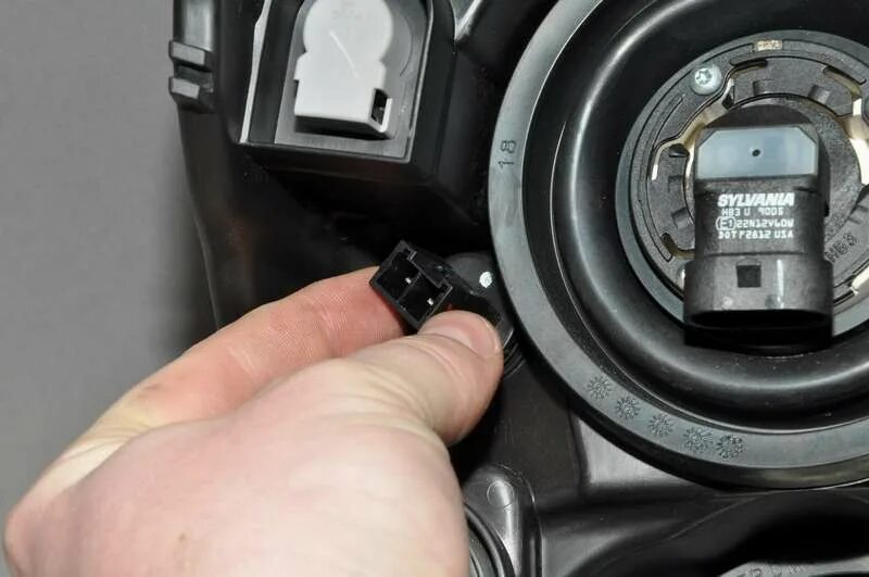Как поменять лампочку на ниссан альмера g15. Nissan almera g15 лампочка ближнего света. nissan almera g15 лампы ближнего света. лампа ближнего света nissan almera 2005 г. ниссан альмера 2016 лампа ближнего света.