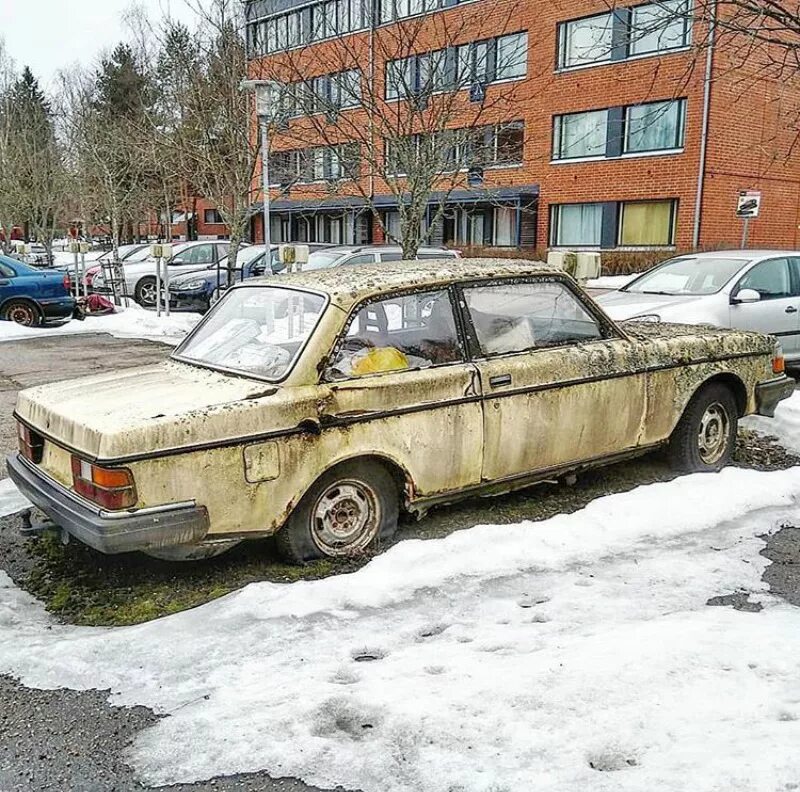 Заброшенная машина во дворе. Заброшенные авто. Брошенное транспортное средство. Заброшенный зил 130 автовоз. Брошенное транспортное средство.